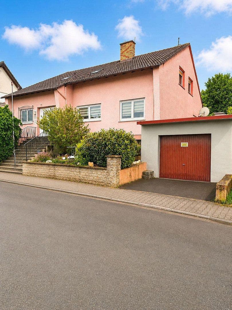 Predaj domu 210 m², pozemok 588 m², Groß-Umstadt, Hesensko Predaj domu 210 m², pozemok 588 m², Groß-Umstadt, Hesensko