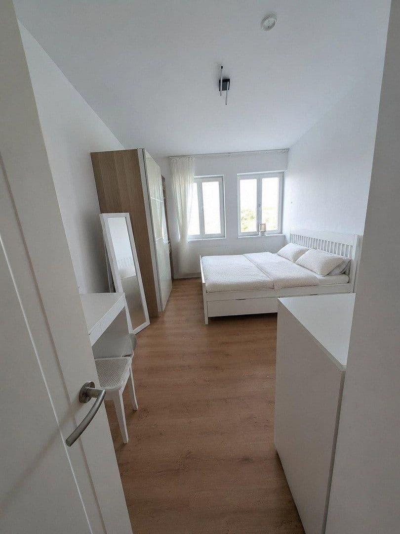 Prenájom bytu 3-izbový 90 m², Segefliegerdamm 10, Berlin, Berlín Prenájom bytu 3-izbový 90 m², Segefliegerdamm 10, Berlin, Berlín