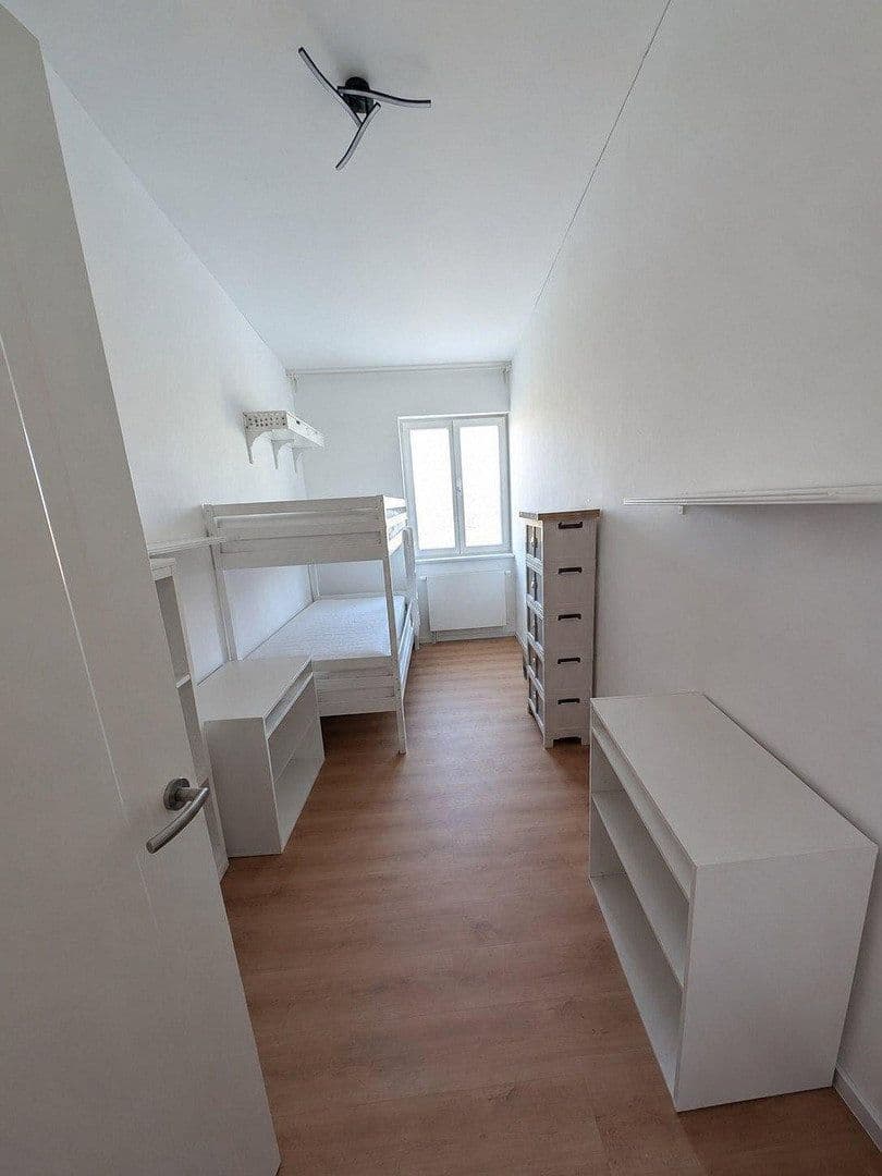 Prenájom bytu 3-izbový 90 m², Segefliegerdamm 10, Berlin, Berlín Prenájom bytu 3-izbový 90 m², Segefliegerdamm 10, Berlin, Berlín