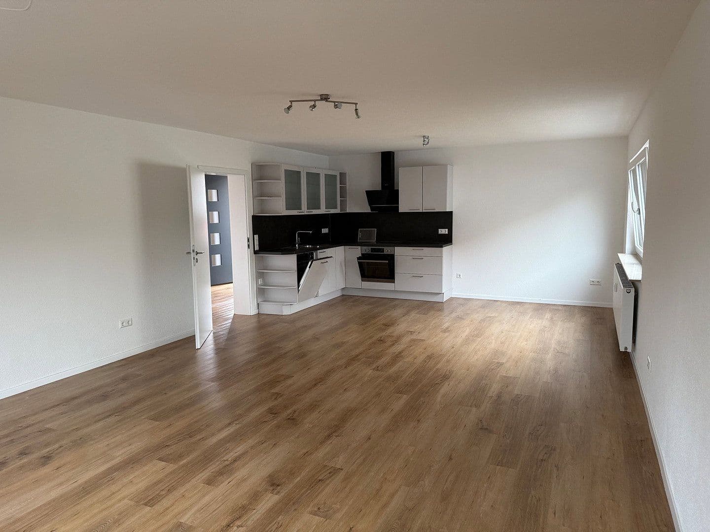 Prenájom bytu 3-izbový 90 m², Ellhofen, Bádensko-Wurttembersko Prenájom bytu 3-izbový 90 m², Ellhofen, Bádensko-Wurttembersko