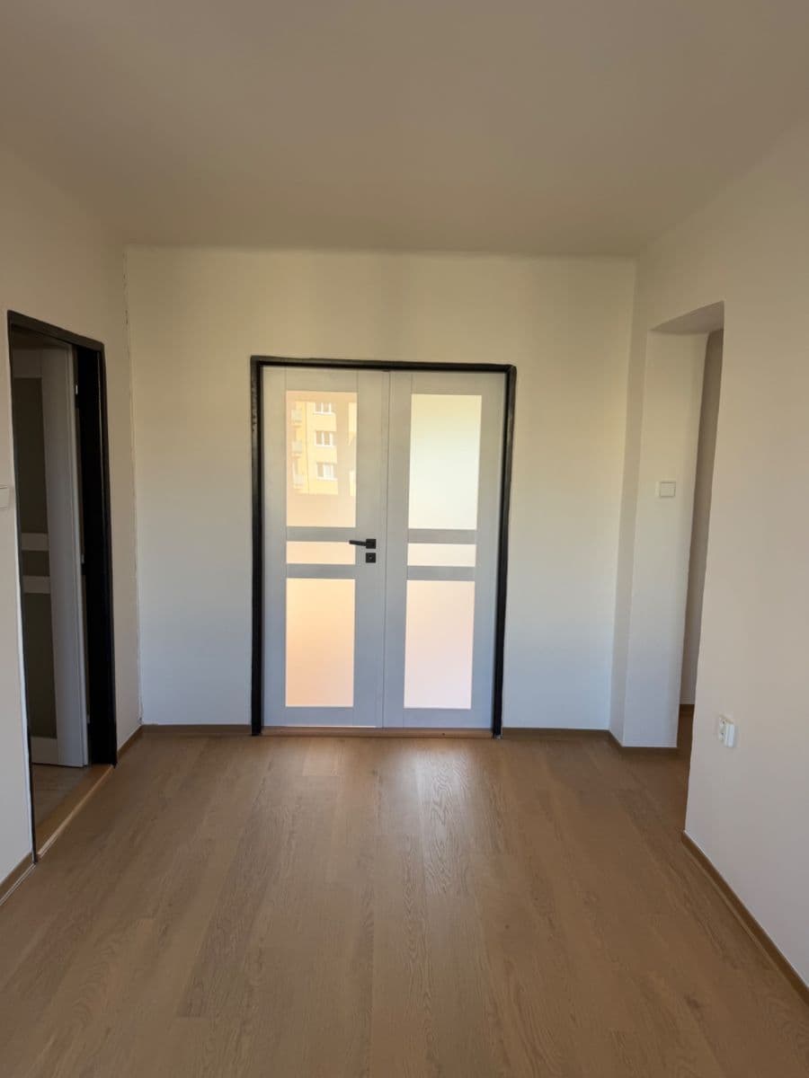 Prenájom bytu 4-izbový 72 m², Hrusická, Praha, Praha Prenájom bytu 4-izbový 72 m², Hrusická, Praha, Praha
