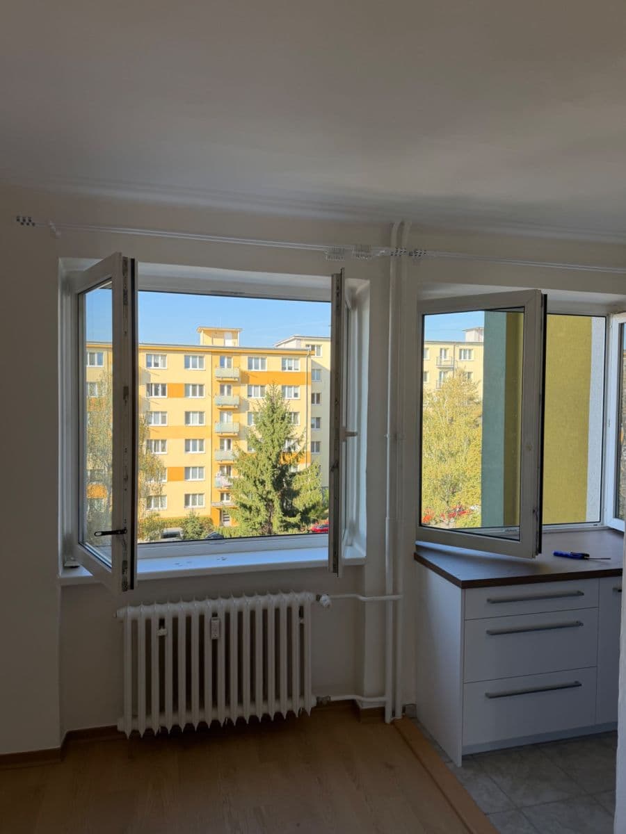 Prenájom bytu 4-izbový 72 m², Hrusická, Praha, Praha Prenájom bytu 4-izbový 72 m², Hrusická, Praha, Praha