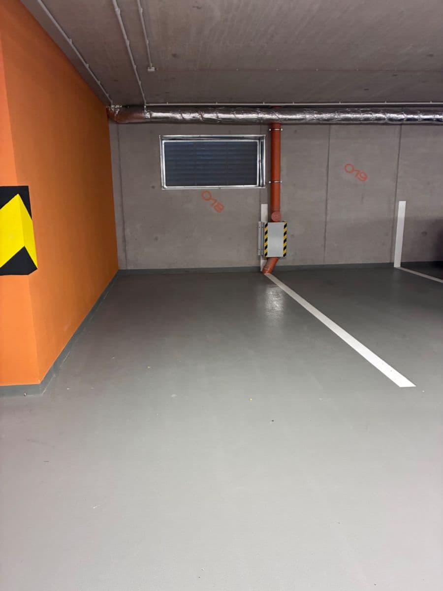 Prenájom garáže 15 m², U Komína, Praha, Praha Prenájom garáže 15 m², U Komína, Praha, Praha