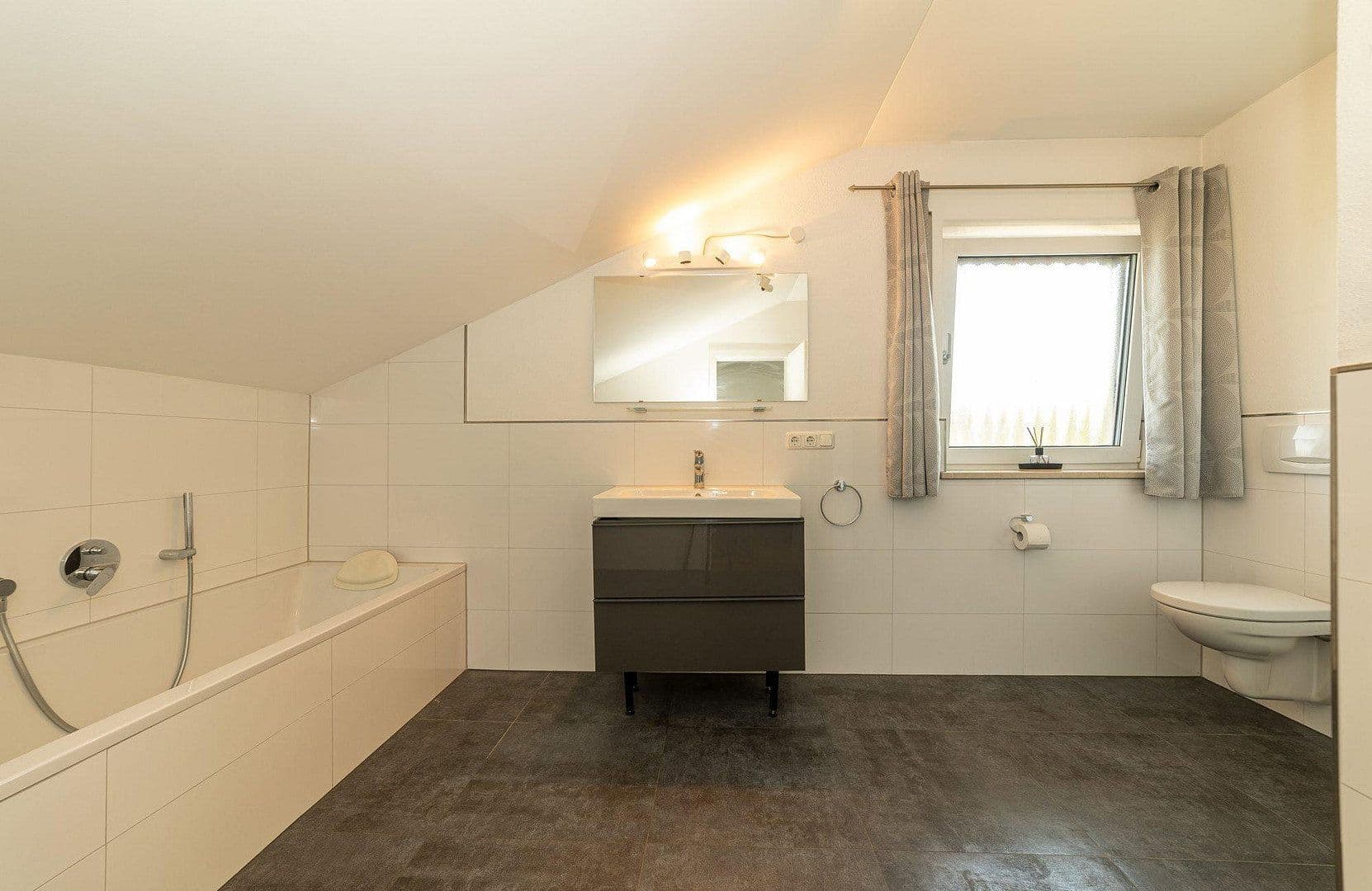 Predaj domu 261 m², pozemok 480 m², Rohrdorf, Bavorsko Predaj domu 261 m², pozemok 480 m², Rohrdorf, Bavorsko