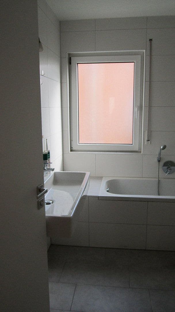 Prenájom bytu 4-izbový 130 m², Herrenberg, Bádensko-Wurttembersko Prenájom bytu 4-izbový 130 m², Herrenberg, Bádensko-Wurttembersko