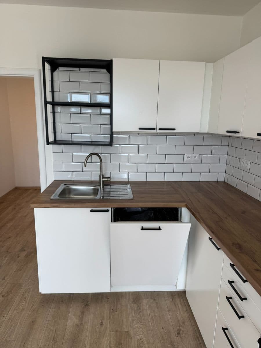 Prenájom bytu 4-izbový 76 m², Jordana Jovkova, Praha, Praha Prenájom bytu 4-izbový 76 m², Jordana Jovkova, Praha, Praha