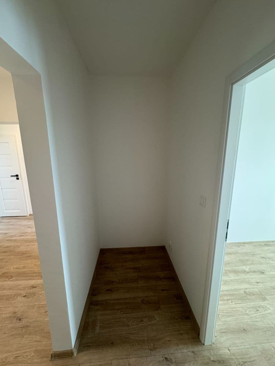 Prenájom bytu 4-izbový 76 m², Jordana Jovkova, Praha, Praha Prenájom bytu 4-izbový 76 m², Jordana Jovkova, Praha, Praha