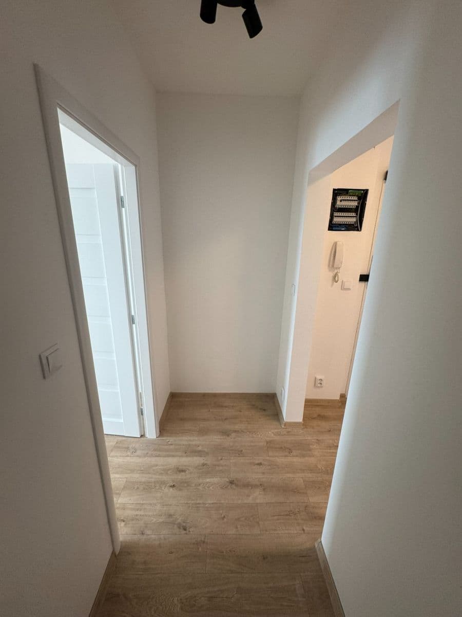 Prenájom bytu 4-izbový 76 m², Jordana Jovkova, Praha, Praha Prenájom bytu 4-izbový 76 m², Jordana Jovkova, Praha, Praha