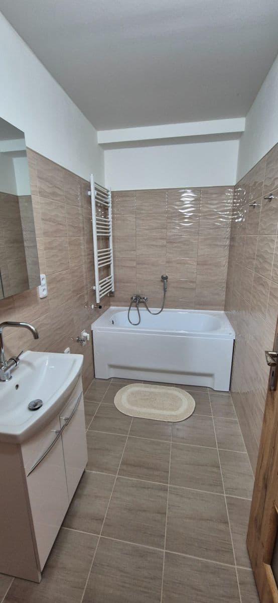 Prenájom bytu 3-izbový 76 m², Husova, Nejdek, Karlovarský kraj Prenájom bytu 3-izbový 76 m², Husova, Nejdek, Karlovarský kraj