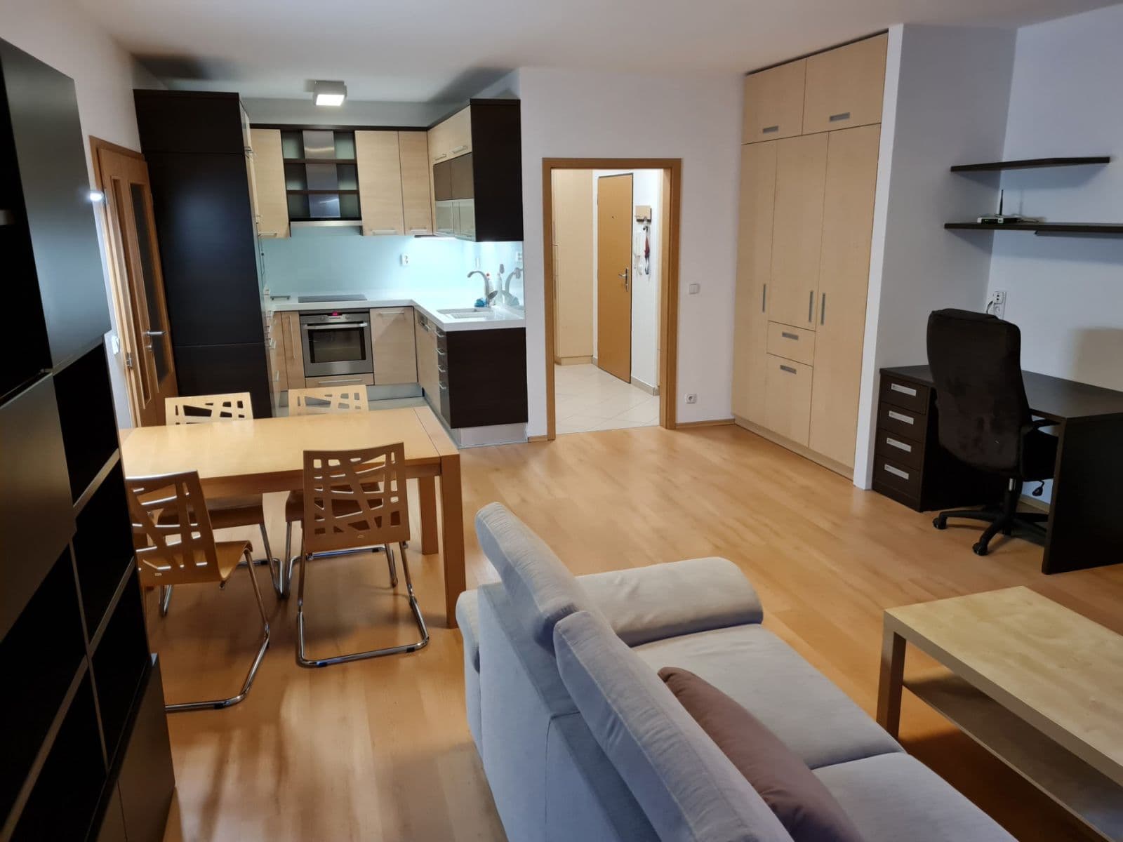 Prenájom bytu 3-izbový 84 m², Jana Přibíka, Praha, Praha Prenájom bytu 3-izbový 84 m², Jana Přibíka, Praha, Praha