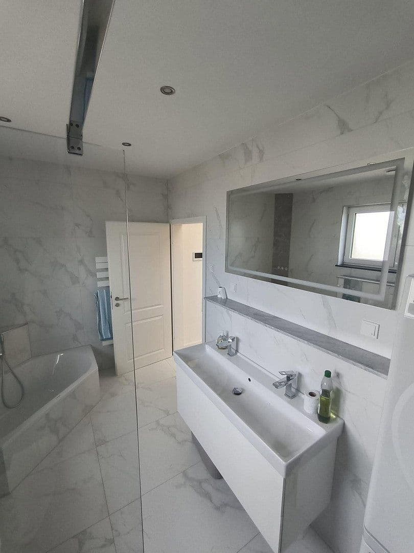 Prenájom bytu 3-izbový 89 m², Hürth, Severné Porýnie - Westfálsko Prenájom bytu 3-izbový 89 m², Hürth, Severné Porýnie - Westfálsko