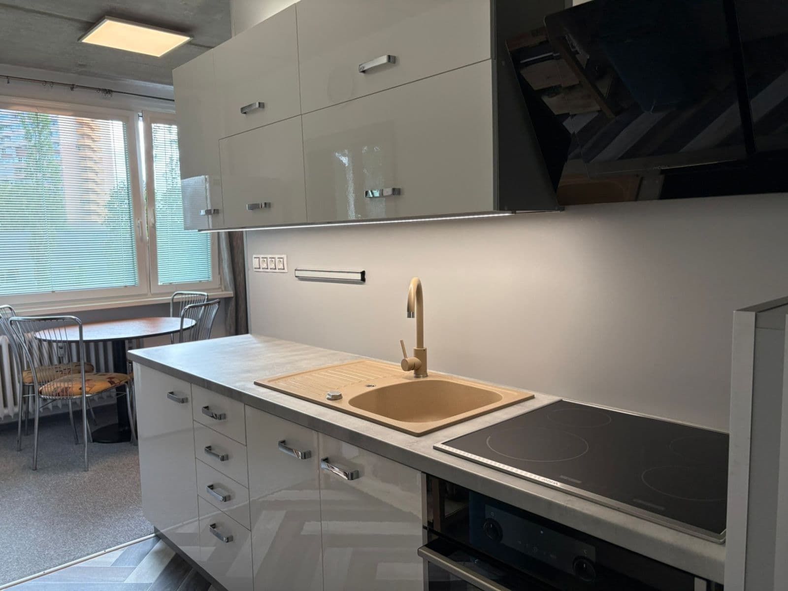Prenájom bytu 3-izbový 77 m², Březenecká, Chomutov, Ústecký kraj Prenájom bytu 3-izbový 77 m², Březenecká, Chomutov, Ústecký kraj