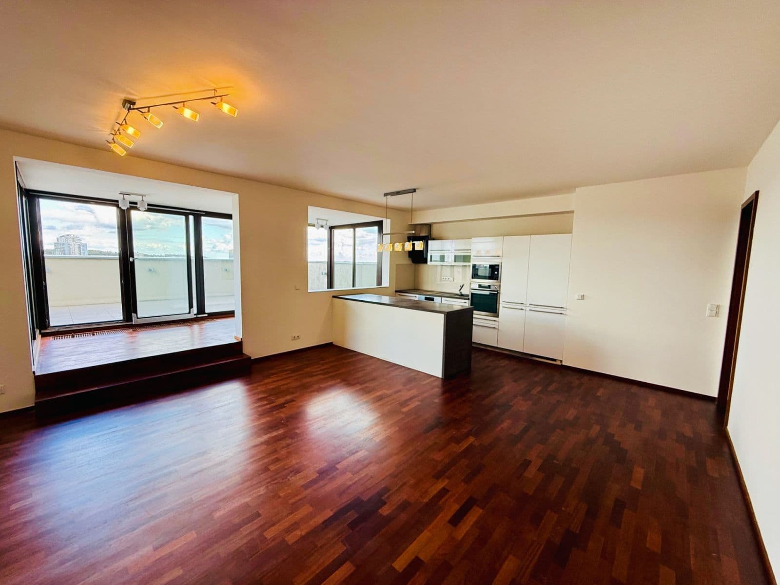 Predaj bytu 4-izbový 120 m², Jeremiášova, Praha, Praha Predaj bytu 4-izbový 120 m², Jeremiášova, Praha, Praha