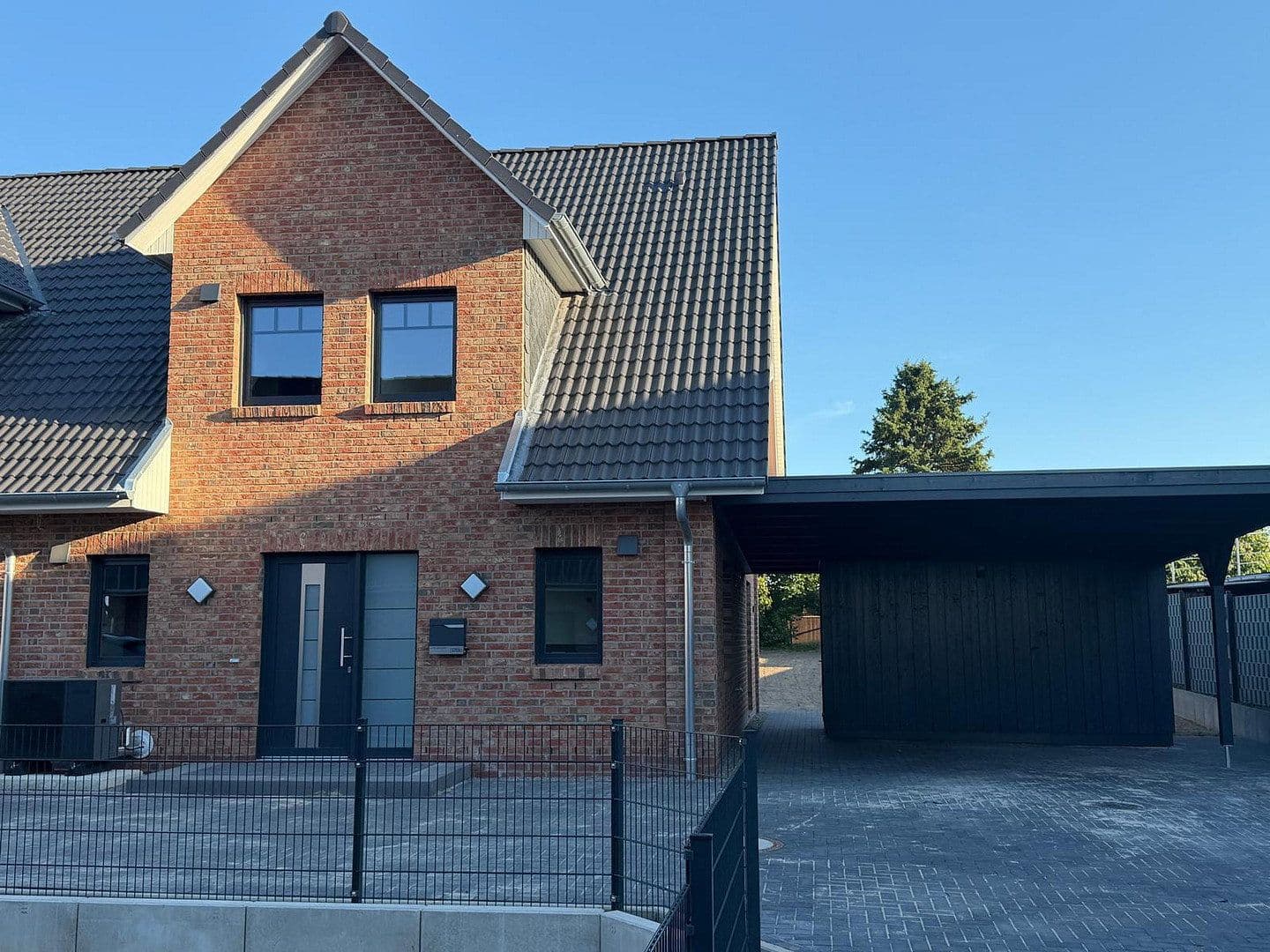 Predaj domu 126 m², pozemok 540 m², Unter den Linden 28 a + c, Stelle, Dolné Sasko Predaj domu 126 m², pozemok 540 m², Unter den Linden 28 a + c, Stelle, Dolné Sasko