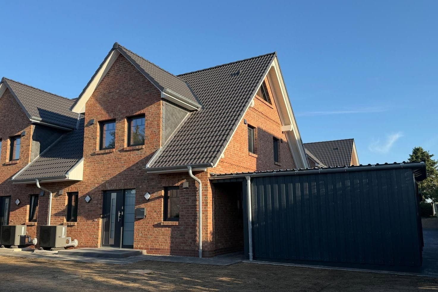 Predaj domu 126 m², pozemok 540 m², Unter den Linden 28 a + c, Stelle, Dolné Sasko Predaj domu 126 m², pozemok 540 m², Unter den Linden 28 a + c, Stelle, Dolné Sasko