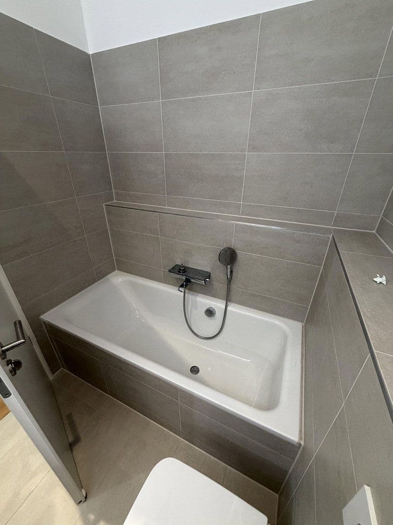 Prenájom bytu 4-izbový 98 m², Münsterlandstraße 60, Berlin, Berlín Prenájom bytu 4-izbový 98 m², Münsterlandstraße 60, Berlin, Berlín