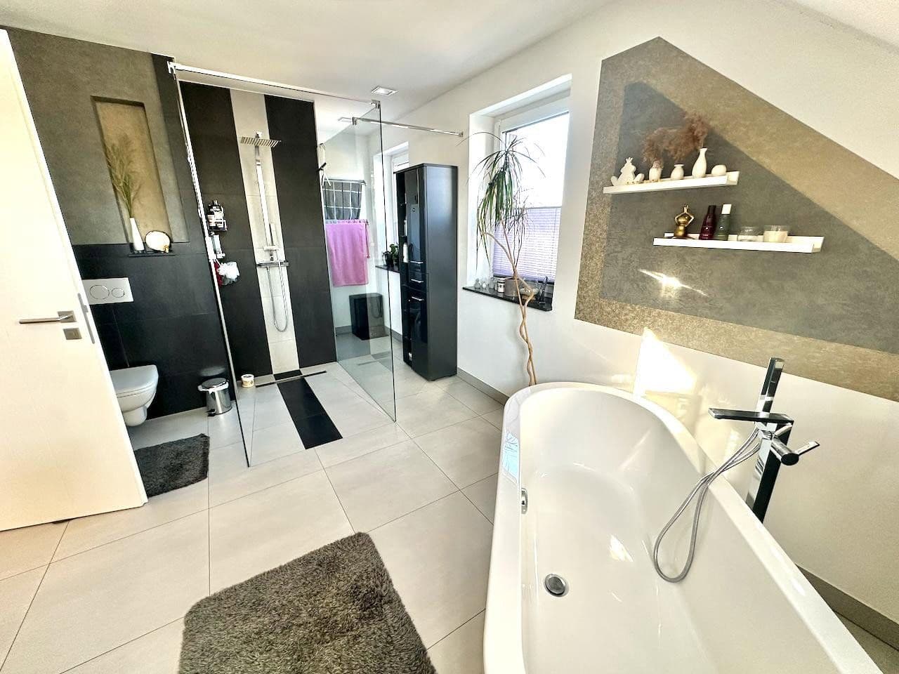 Prenájom bytu 4-izbový 126 m², Glückaufstraße 2D, Sarstedt, Dolné Sasko Prenájom bytu 4-izbový 126 m², Glückaufstraße 2D, Sarstedt, Dolné Sasko