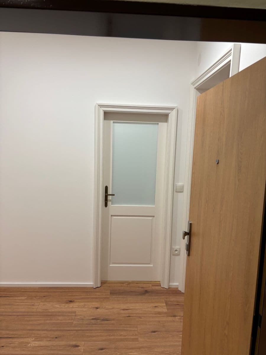 Prenájom bytu 1-izbový 40 m², Italská, Praha, Praha Prenájom bytu 1-izbový 40 m², Italská, Praha, Praha