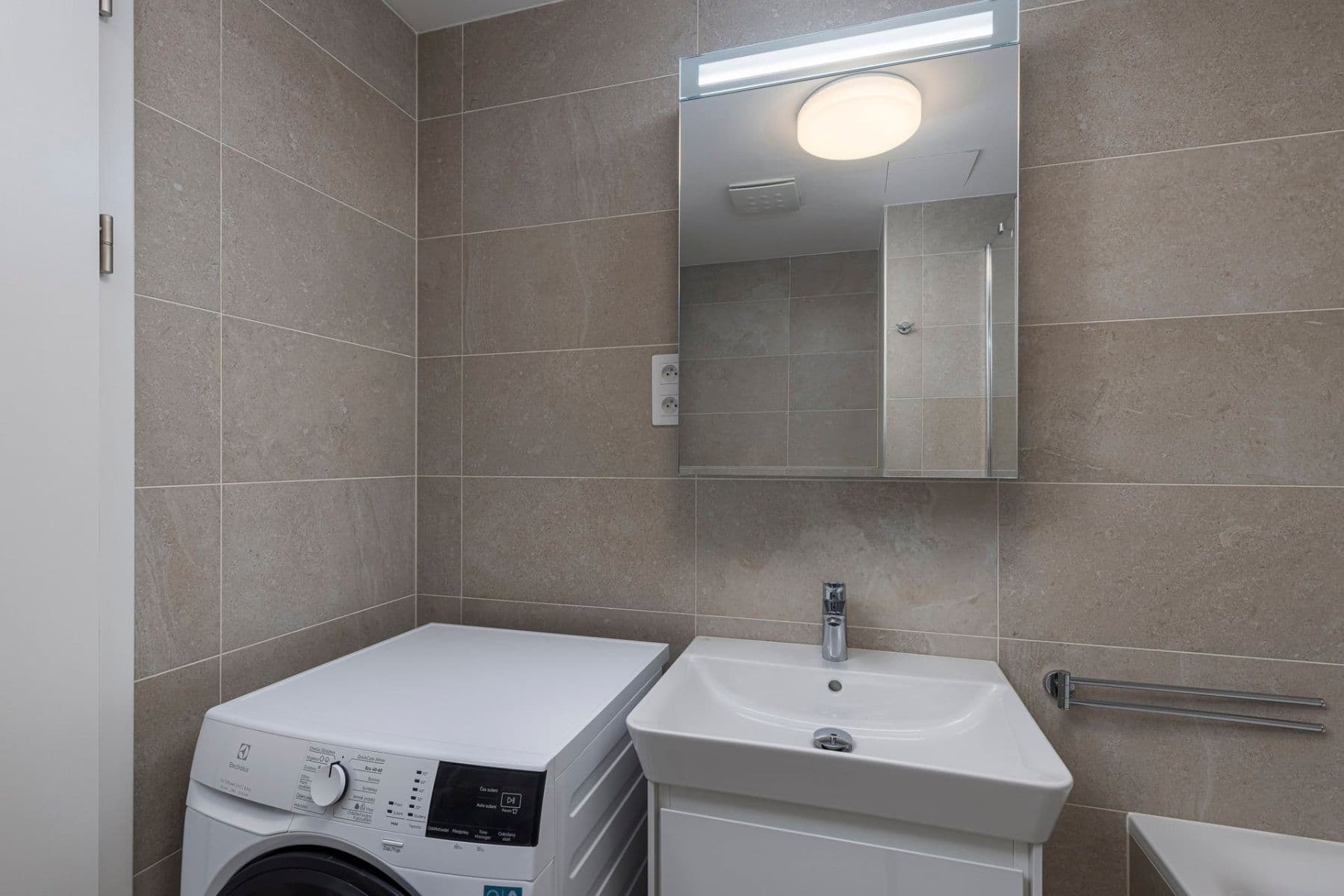 Prenájom bytu 2-izbový 56 m², Nebřenická, Praha, Praha Prenájom bytu 2-izbový 56 m², Nebřenická, Praha, Praha