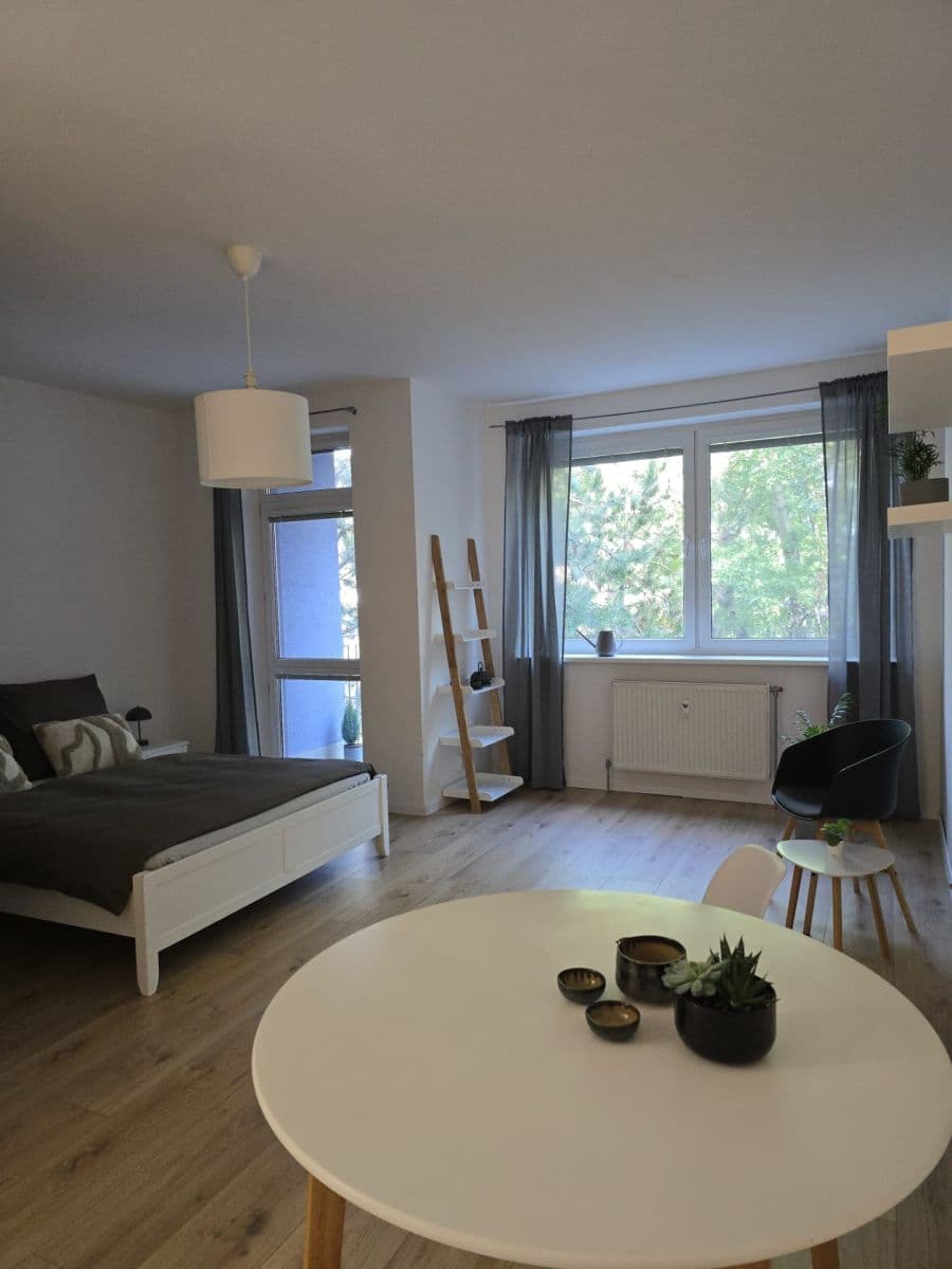 Prenájom bytu Garsoniéra 44 m², Papraďová, Ružinov, Bratislavský kraj Prenájom bytu Garsoniéra 44 m², Papraďová, Ružinov, Bratislavský kraj
