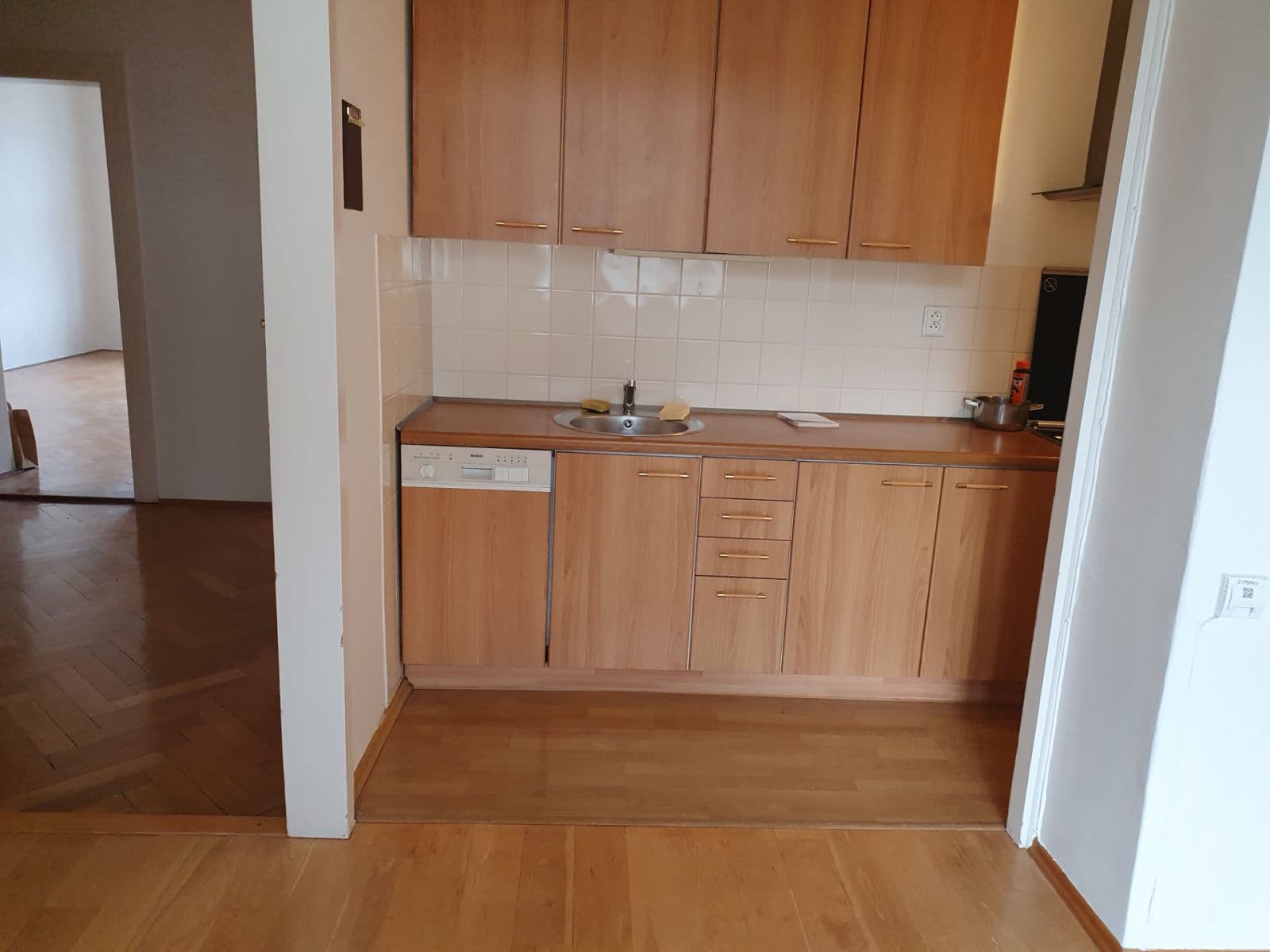 Prenájom bytu 3-izbový 100 m², U Starého hřbitova, Praha, Praha Prenájom bytu 3-izbový 100 m², U Starého hřbitova, Praha, Praha