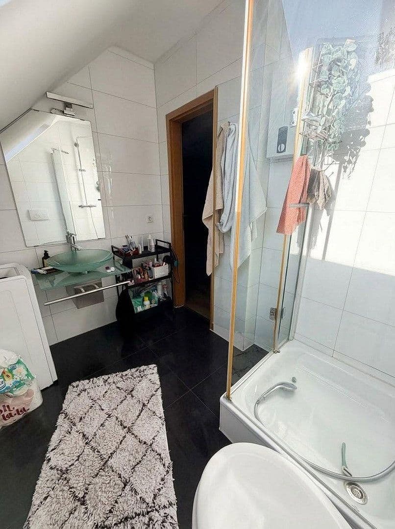 Prenájom bytu 2-izbový 55 m², Bataverstr. 28, Köln, Severné Porýnie - Westfálsko Prenájom bytu 2-izbový 55 m², Bataverstr. 28, Köln, Severné Porýnie - Westfálsko