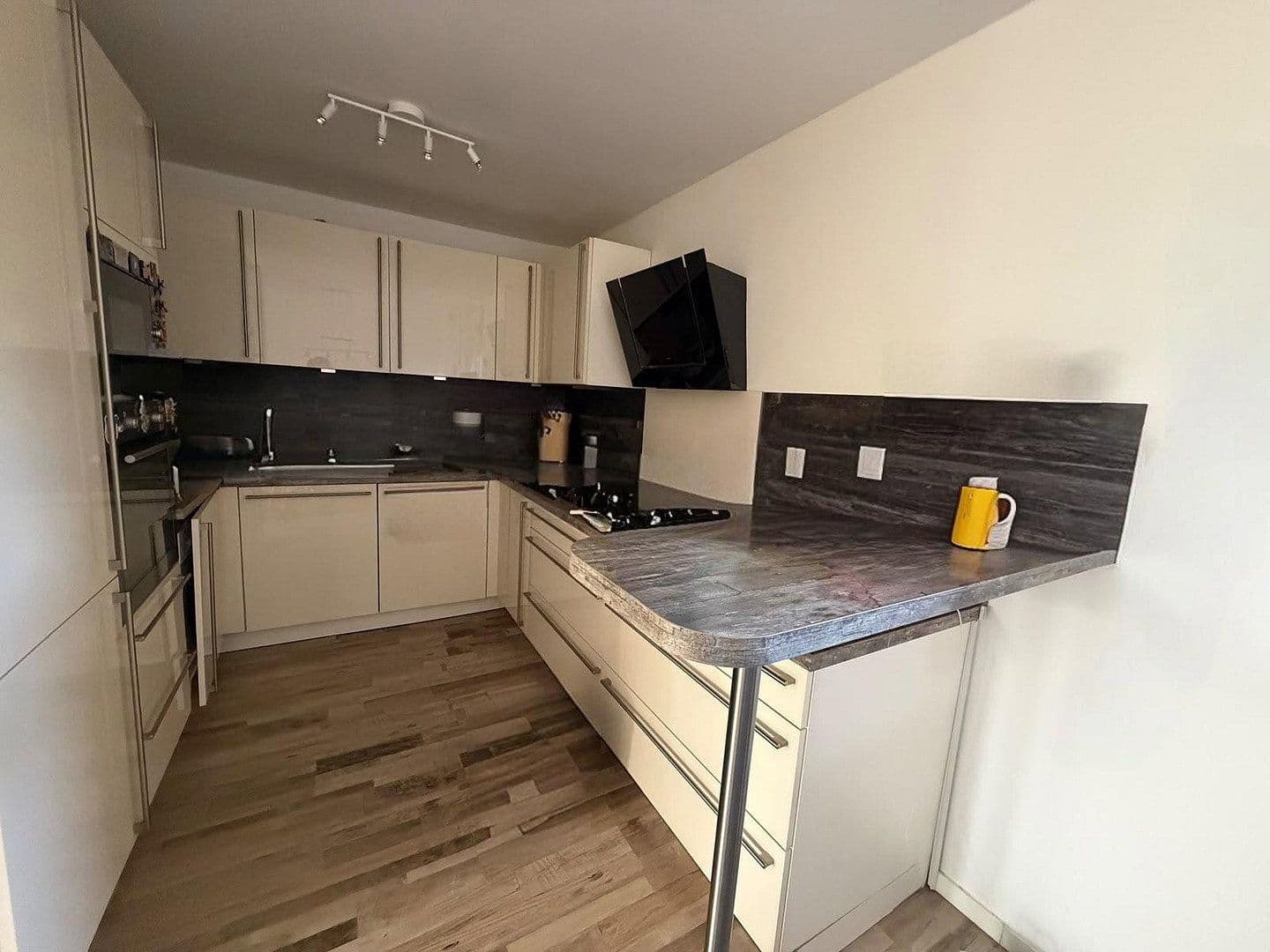 Prenájom bytu 3-izbový 92 m², Frankfurt am Main, Hesensko Prenájom bytu 3-izbový 92 m², Frankfurt am Main, Hesensko