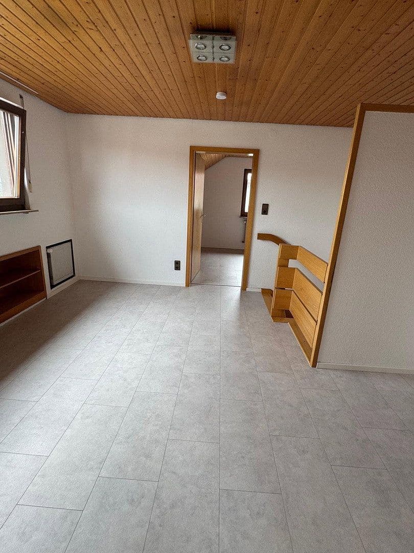 Prenájom bytu 5-izbový 110 m², Reichenbach an der Fils, Bádensko-Wurttembersko Prenájom bytu 5-izbový 110 m², Reichenbach an der Fils, Bádensko-Wurttembersko
