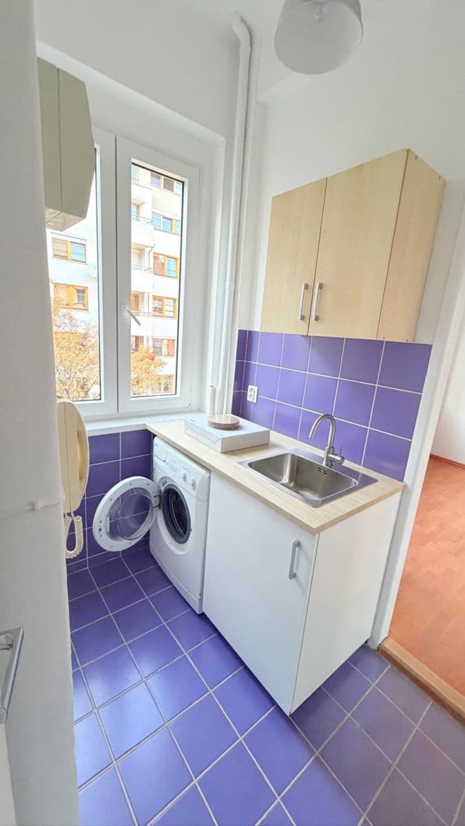 Prenájom bytu Garsoniéra 24 m², Ostrovského, Praha, Praha Prenájom bytu Garsoniéra 24 m², Ostrovského, Praha, Praha