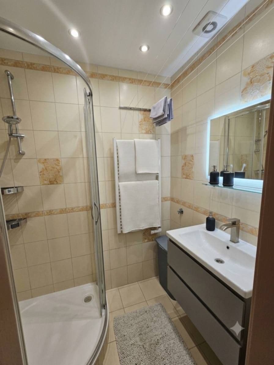 Prenájom bytu 3-izbový 88 m², Nehvizdská, Praha, Praha Prenájom bytu 3-izbový 88 m², Nehvizdská, Praha, Praha