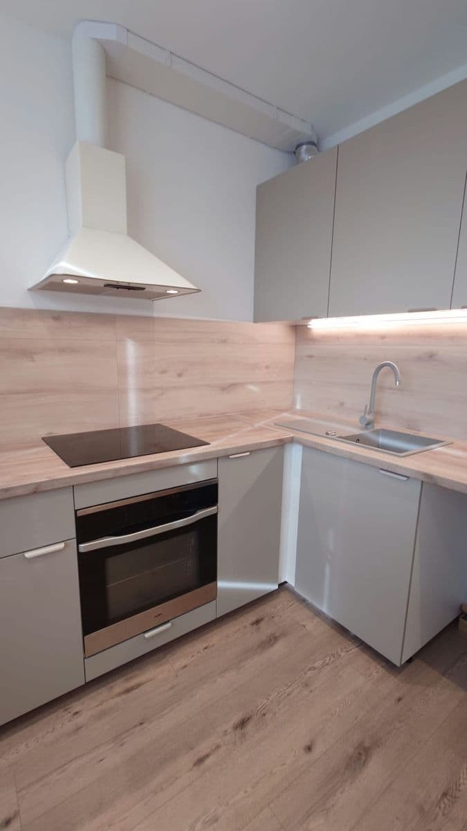 Prenájom bytu 1-izbový 33 m², Chlebovická, Praha, Praha Prenájom bytu 1-izbový 33 m², Chlebovická, Praha, Praha