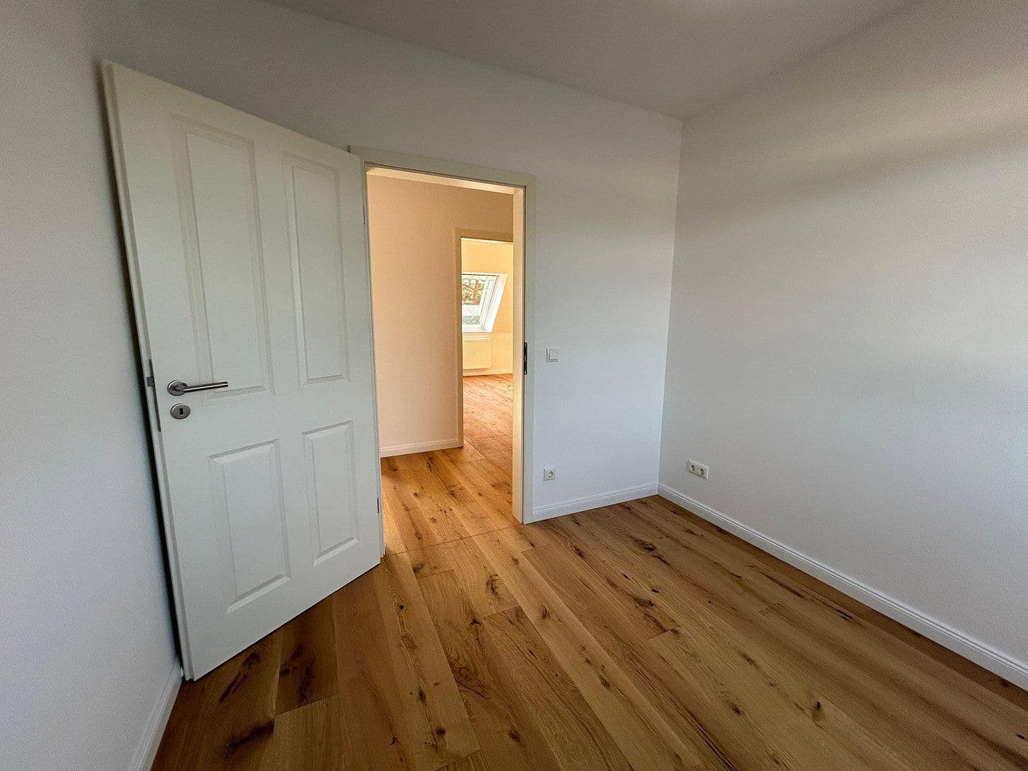 Prenájom bytu 3-izbový 90 m², München, Bavorsko Prenájom bytu 3-izbový 90 m², München, Bavorsko