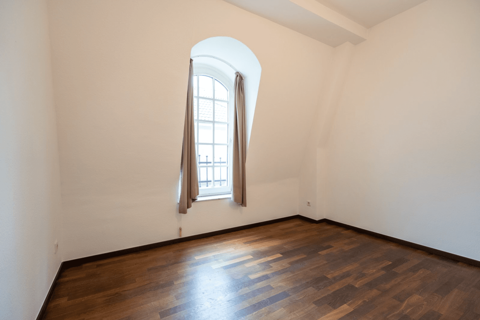 Prenájom bytu 2-izbový 96 m², Düsseldorf, Severné Porýnie - Westfálsko Prenájom bytu 2-izbový 96 m², Düsseldorf, Severné Porýnie - Westfálsko