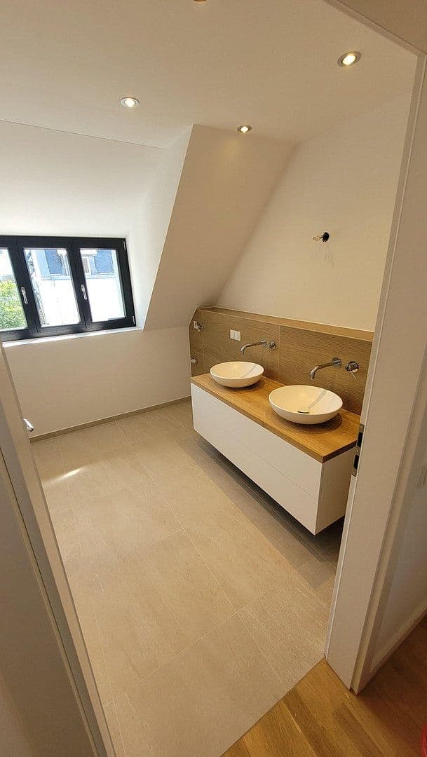 Prenájom bytu 3-izbový 109 m², Düsseldorf, Severné Porýnie - Westfálsko Prenájom bytu 3-izbový 109 m², Düsseldorf, Severné Porýnie - Westfálsko