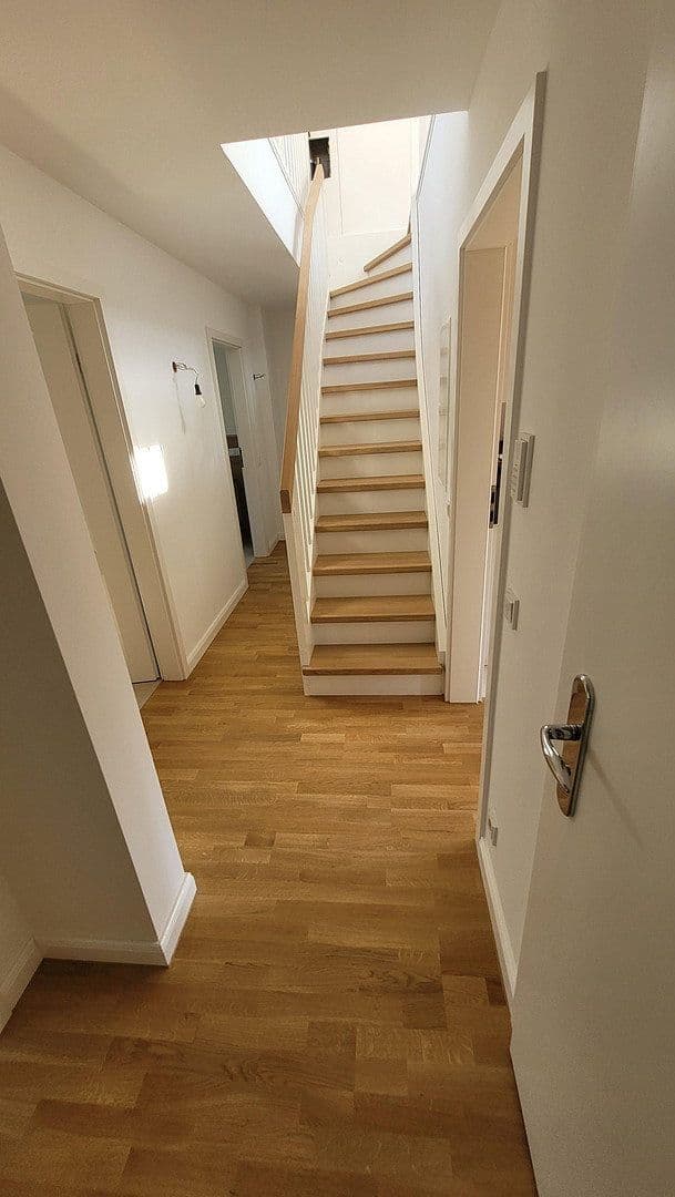 Prenájom bytu 3-izbový 109 m², Düsseldorf, Severné Porýnie - Westfálsko Prenájom bytu 3-izbový 109 m², Düsseldorf, Severné Porýnie - Westfálsko