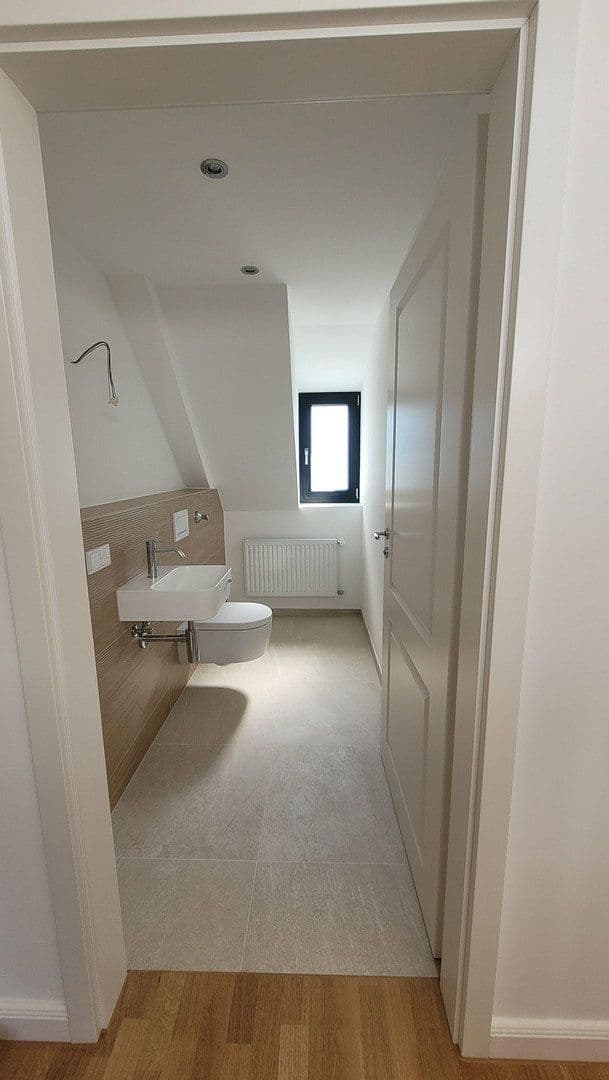 Prenájom bytu 3-izbový 109 m², Düsseldorf, Severné Porýnie - Westfálsko Prenájom bytu 3-izbový 109 m², Düsseldorf, Severné Porýnie - Westfálsko
