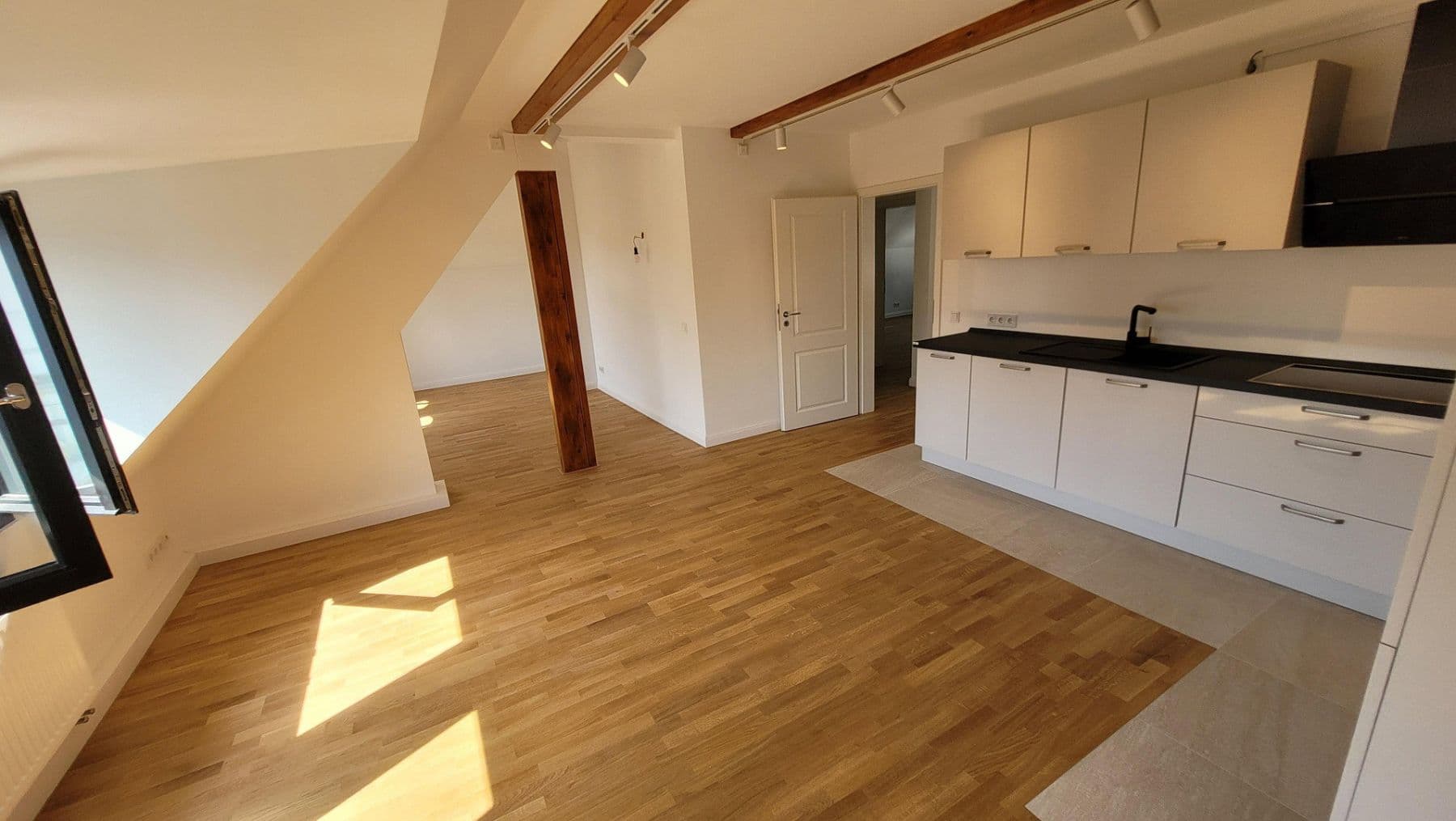 Prenájom bytu 3-izbový 109 m², Düsseldorf, Severné Porýnie - Westfálsko Prenájom bytu 3-izbový 109 m², Düsseldorf, Severné Porýnie - Westfálsko