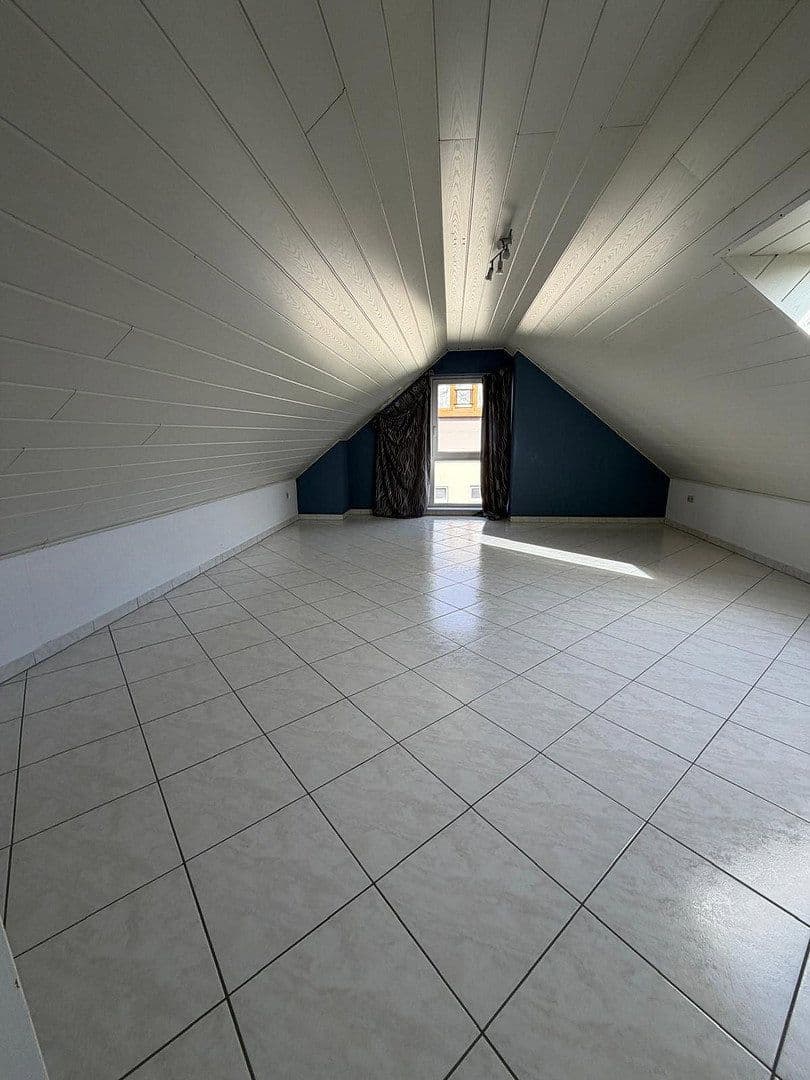 Prenájom bytu 4-izbový 105 m², Brühl, Bádensko-Wurttembersko Prenájom bytu 4-izbový 105 m², Brühl, Bádensko-Wurttembersko