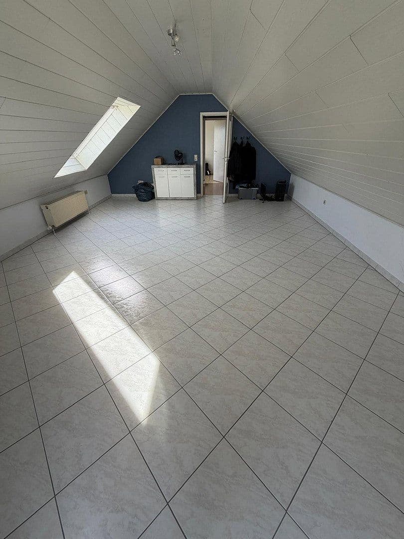 Prenájom bytu 4-izbový 105 m², Brühl, Bádensko-Wurttembersko Prenájom bytu 4-izbový 105 m², Brühl, Bádensko-Wurttembersko
