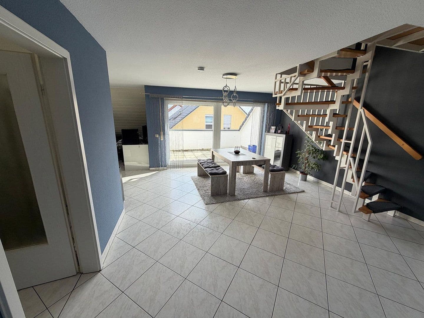 Prenájom bytu 4-izbový 105 m², Brühl, Bádensko-Wurttembersko Prenájom bytu 4-izbový 105 m², Brühl, Bádensko-Wurttembersko