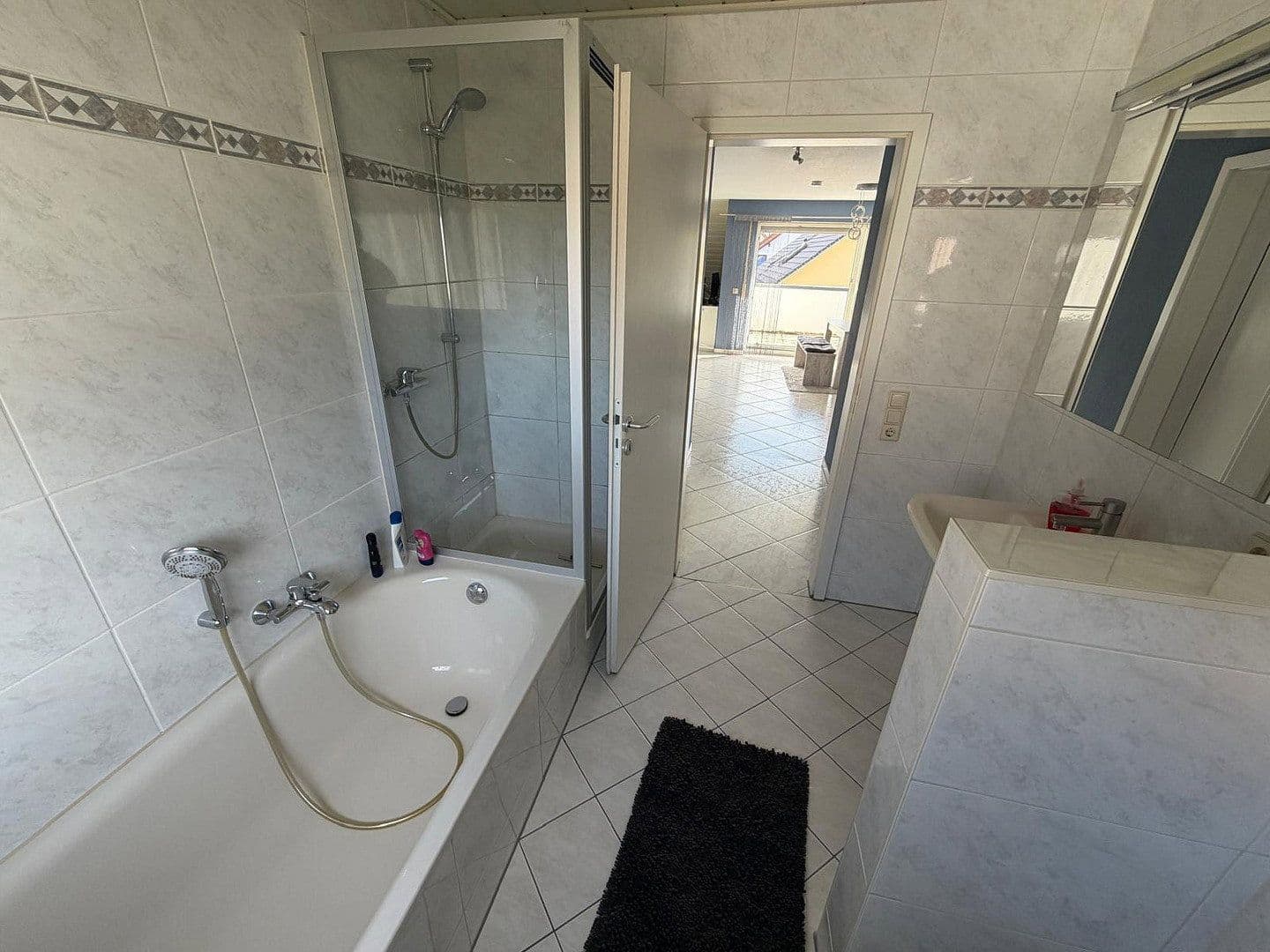Prenájom bytu 4-izbový 105 m², Brühl, Bádensko-Wurttembersko Prenájom bytu 4-izbový 105 m², Brühl, Bádensko-Wurttembersko