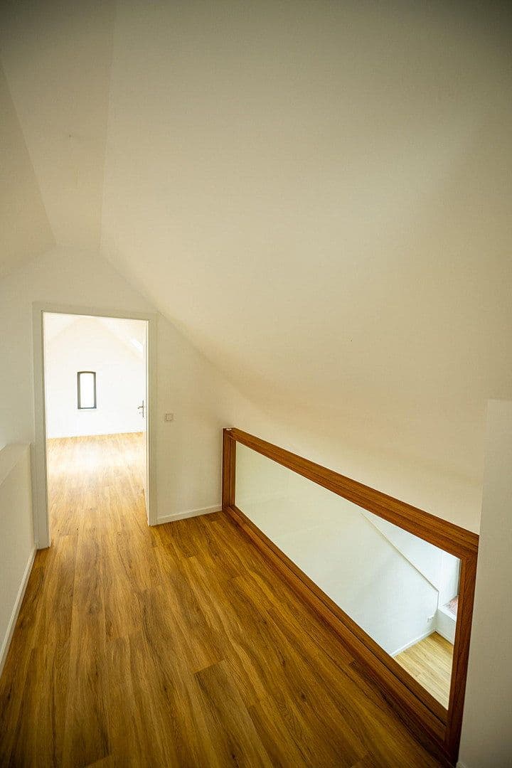 Prenájom bytu 5-izbový 155 m², Wennigsen (Deister), Dolné Sasko Prenájom bytu 5-izbový 155 m², Wennigsen (Deister), Dolné Sasko
