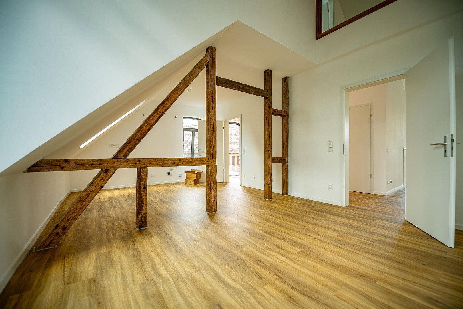 Prenájom bytu 5-izbový 155 m², Wennigsen (Deister), Dolné Sasko Prenájom bytu 5-izbový 155 m², Wennigsen (Deister), Dolné Sasko