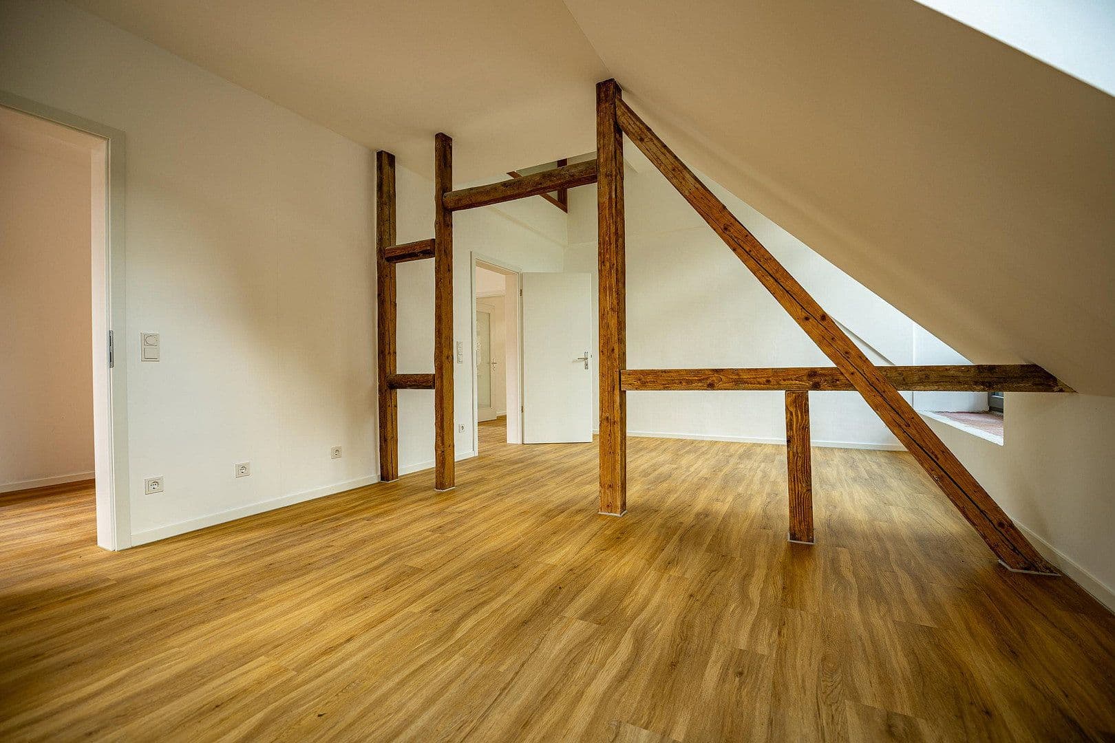 Prenájom bytu 5-izbový 155 m², Wennigsen (Deister), Dolné Sasko Prenájom bytu 5-izbový 155 m², Wennigsen (Deister), Dolné Sasko