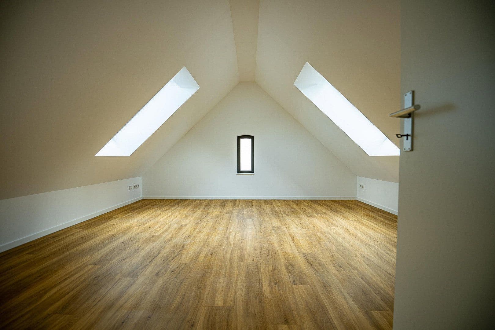 Prenájom bytu 5-izbový 155 m², Wennigsen (Deister), Dolné Sasko Prenájom bytu 5-izbový 155 m², Wennigsen (Deister), Dolné Sasko