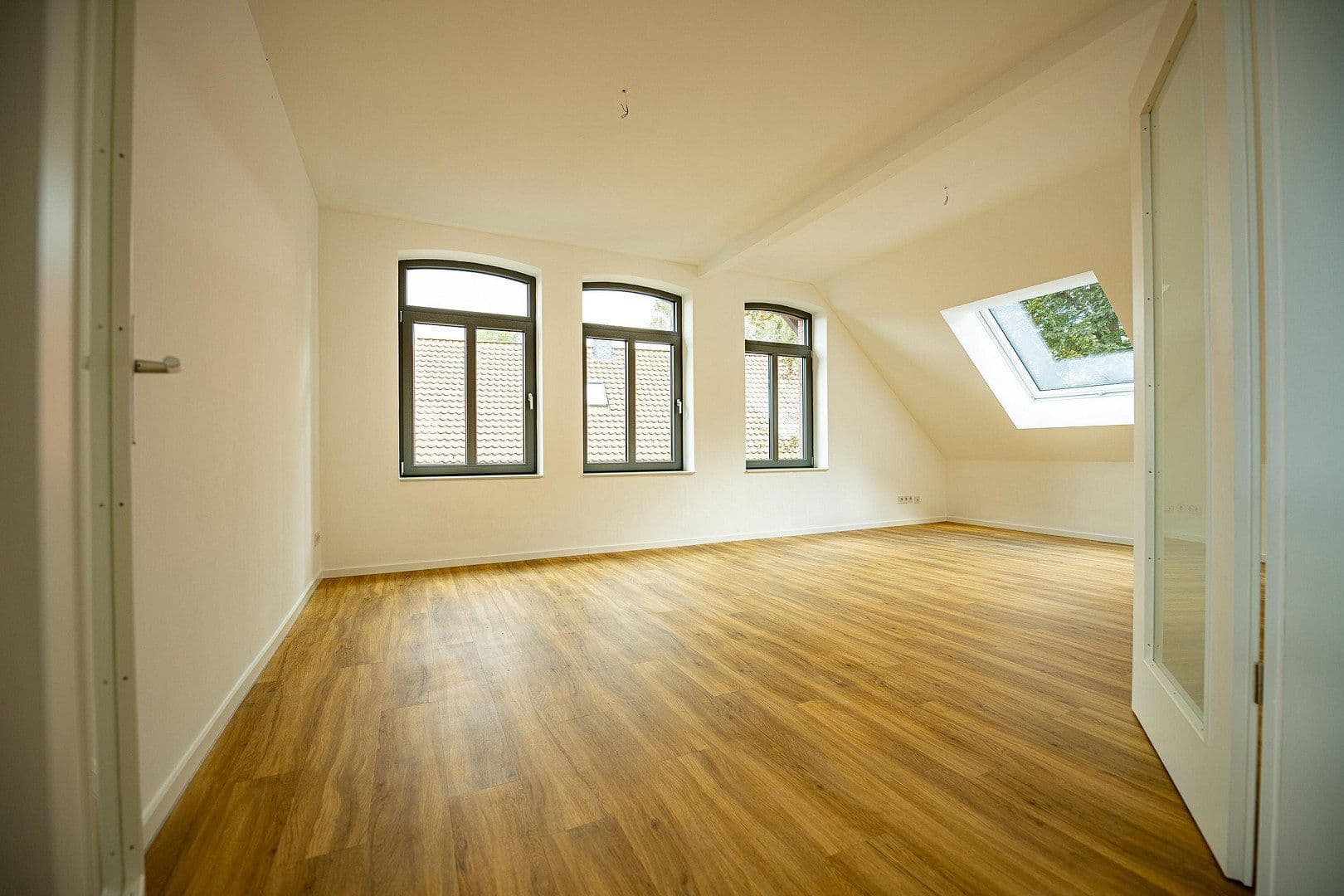 Prenájom bytu 5-izbový 155 m², Wennigsen (Deister), Dolné Sasko Prenájom bytu 5-izbový 155 m², Wennigsen (Deister), Dolné Sasko