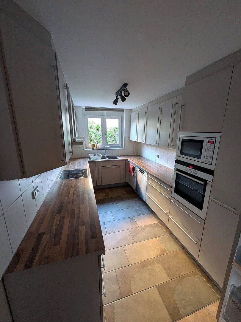 Prenájom bytu 4-izbový 120 m², Sindelfingen, Bádensko-Wurttembersko Prenájom bytu 4-izbový 120 m², Sindelfingen, Bádensko-Wurttembersko