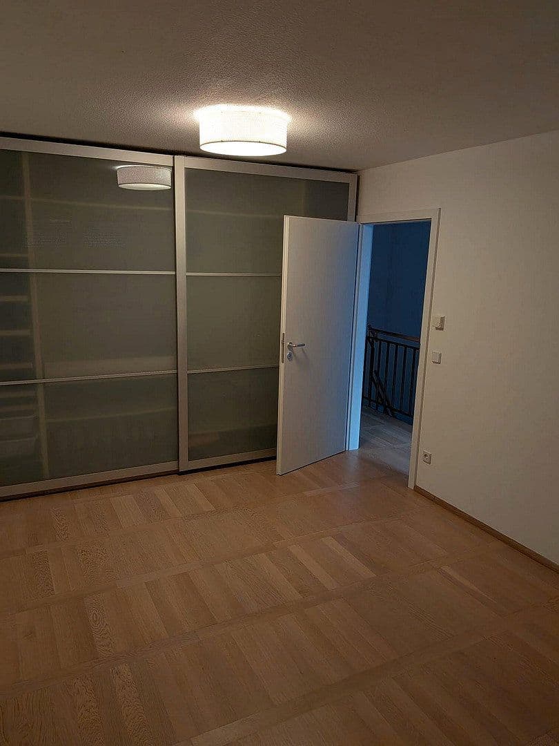 Prenájom bytu 4-izbový 120 m², Sindelfingen, Bádensko-Wurttembersko Prenájom bytu 4-izbový 120 m², Sindelfingen, Bádensko-Wurttembersko