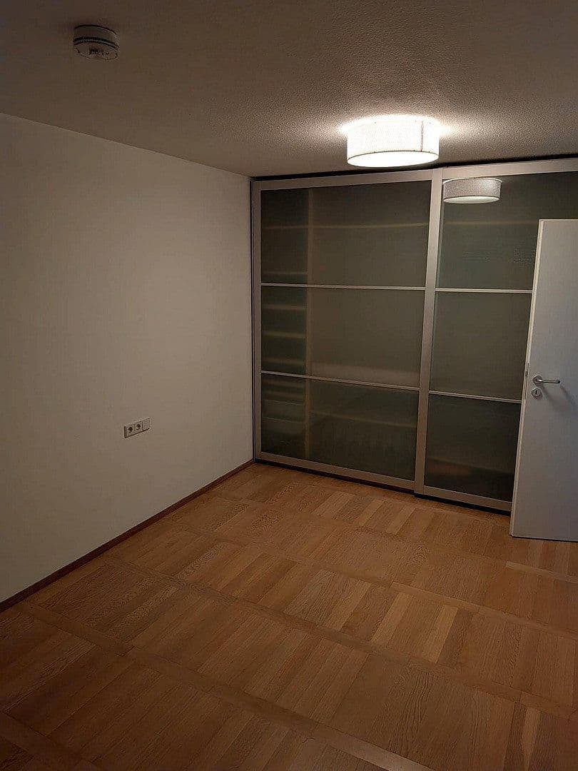 Prenájom bytu 4-izbový 120 m², Sindelfingen, Bádensko-Wurttembersko Prenájom bytu 4-izbový 120 m², Sindelfingen, Bádensko-Wurttembersko