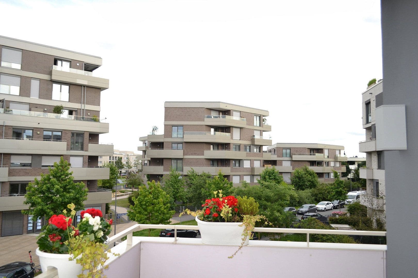 Prenájom bytu 3-izbový 87 m², Ella-Bergmann-Michel-Str. 1, Frankfurt, Hesensko Prenájom bytu 3-izbový 87 m², Ella-Bergmann-Michel-Str. 1, Frankfurt, Hesensko